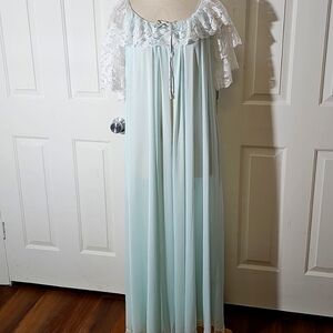 Miss Elaine Light Blue And White Lace, long Vintage Robe. Oversized Small.